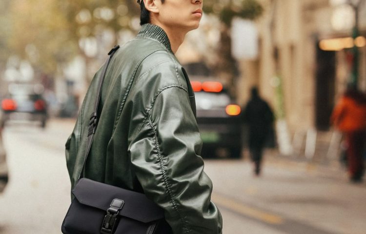 Túi đeo chéo da nam giá tốt – Kinh nghiệm chọn mua không bị hớ