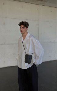 Túi đeo chéo nam – Item không thể thiếu của Gen Z