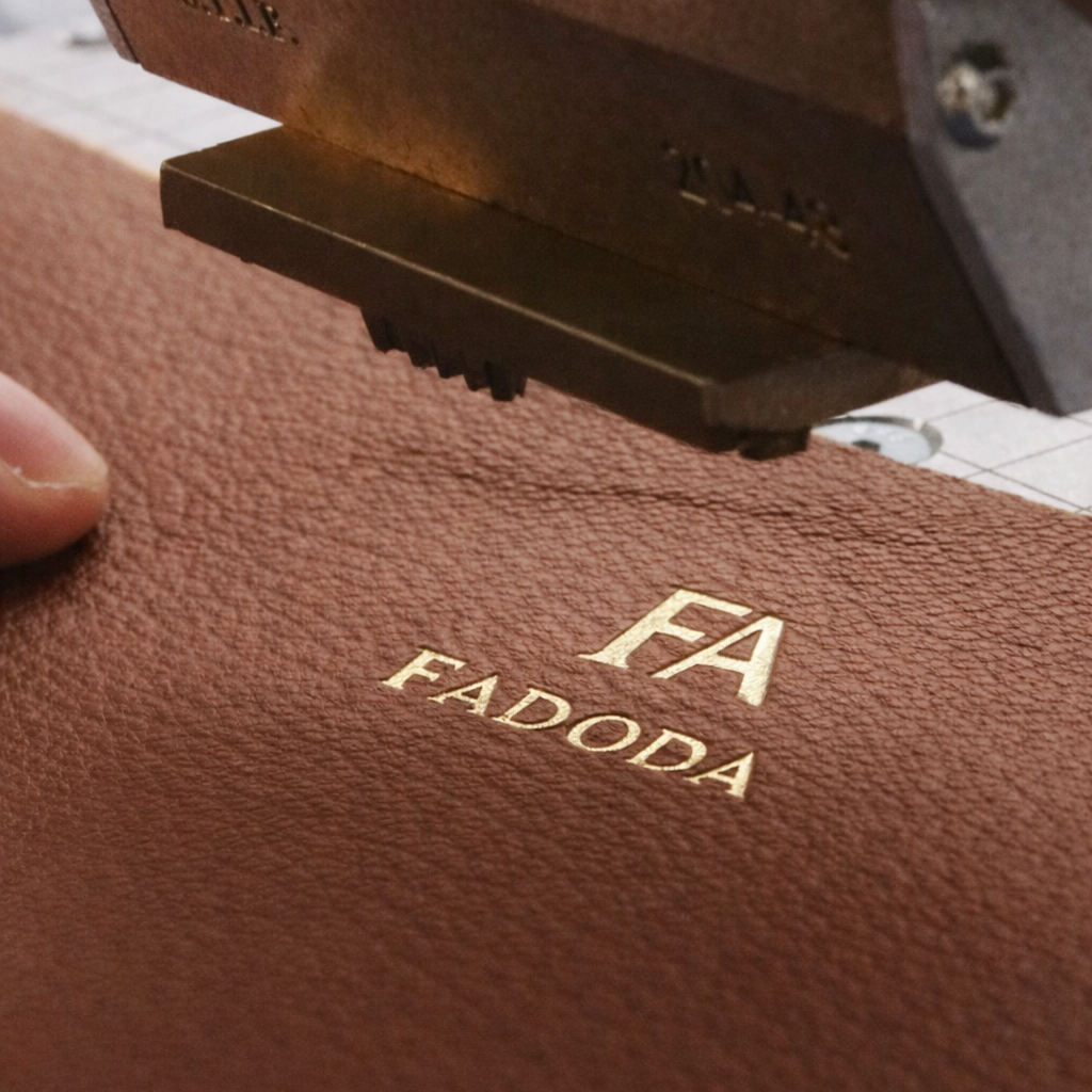 Xưởng gia công túi da – Tiêu chí lựa chọn để không bị “tiền mất tật mang”