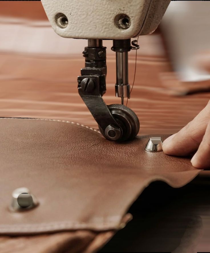 Xưởng gia công túi da – Tiêu chí lựa chọn để không bị “tiền mất tật mang”