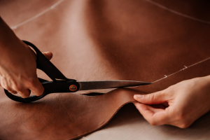 Xưởng gia công túi da – Lợi thế khi sản xuất số lượng lớn