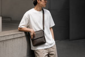 Túi đeo chéo nam – Cách phối đồ chuẩn phong cách streetwear